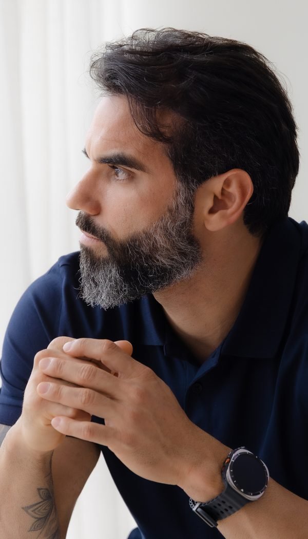 Harmonização facial masculina — contorno natural